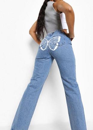 Джинсы с бабочкой boohoo