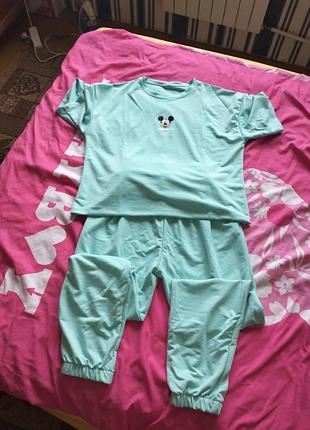 Красивый костюмчик 50-52