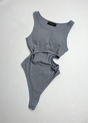 Боді з вирізом спереду