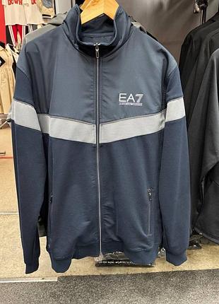 Чоловічий спортивний костюм.