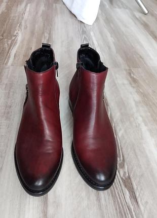 Шкіряні жіночі ботильйони бренду remonte бордового кольору.