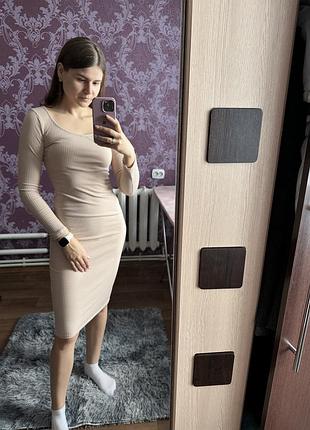 Бежева трикотажна сукня з довгим рукавом / осіння сукня