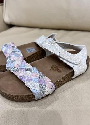 Шикарні блискучі босоніжки, сандалі на пробковій підошві 28 розмір стелька 17.-17.5 см нові без бірки на дівчинку