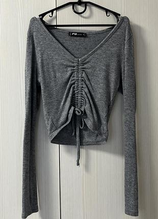 Жіночий топ з довгим рукавом сірого кольору з драпіруванням с