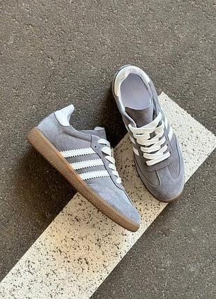 Серые женские замшевые кеды с полосками