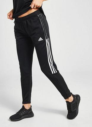 Спортивні штани tiro track з культовими трьома смужками