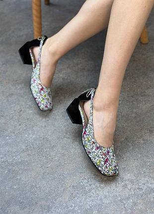 Туфлі човники на низькому каблуку в квітковий принт жіночі з квадратним носком