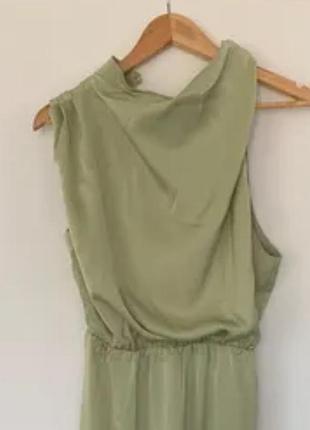 Оливковое атласное платье