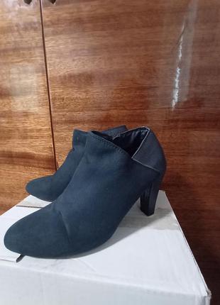 Черевики на каблуку