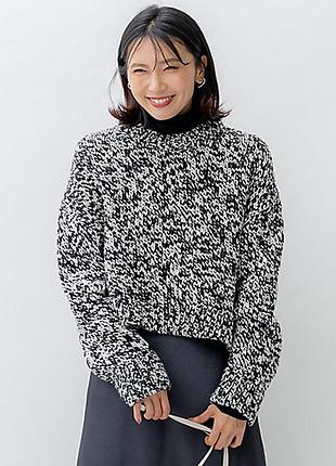 Чорно білий теплий в'язаний светр