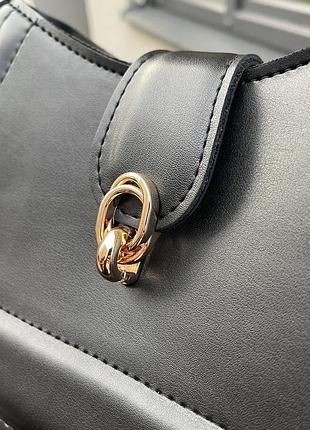 Чорна жіноча сумочка з золотою фурнітурою з подовженим ремінцем