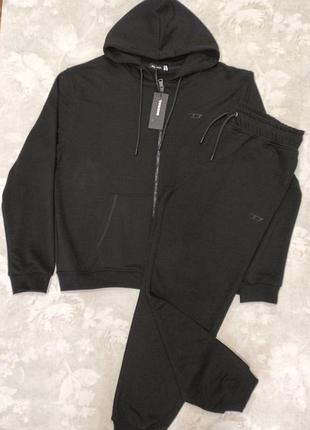 Чоловічий спортивний костюм.