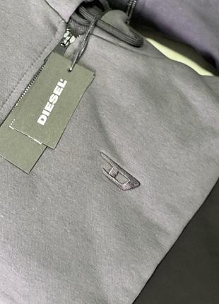 Чоловічий спортивний костюм.