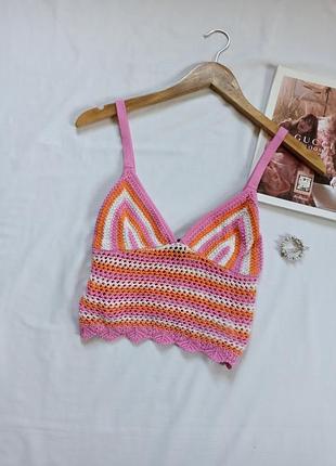 Яркий вязаный топ на бретелях