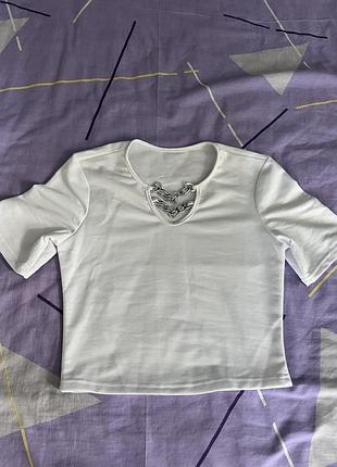 Біла вкорочена футболка з ланцюжками