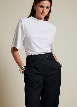 Біла футболка bikbok, топ з підплечниками, топ із драпіруванням, нарядна футболка, блуза топ