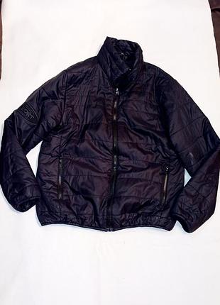 Чорна чоловіча куртка