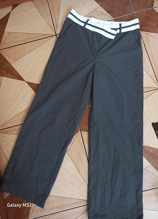 Стильные серые брюки с белым поясом