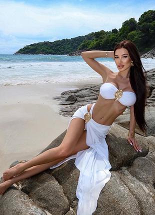 Костюм білий трійка з золотою фурнітурою та жемчужиною