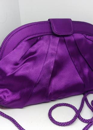 Фиолетовая атласна сумочка.