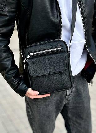 Удобная мужская сумка-мессенджер из натуральной кожи.