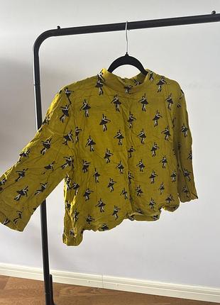 Блуза з коміром під шию