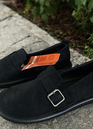 Чорні лофери з застібкою