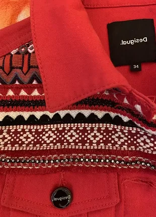 Укороченная джинсовая курточка desigual, красного цвета с вышивкой.