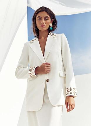 Піджак з вишивкою