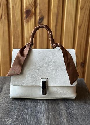 Жіноча маленька сумочка молочного кольору