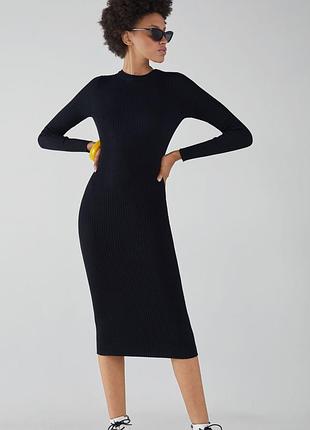 Облегающее миди платье в рубчик