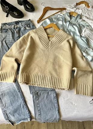 Бежевий обʼємний светр оверсайз