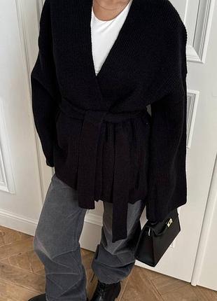 Жіночий короткий кардиган с поясом чорний і молочний кольори