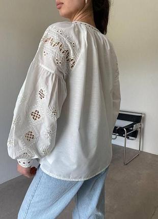 Вишиванка біла та бежева