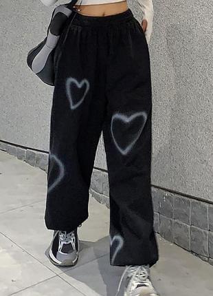 Спортивные штаны с принтом в виде сердечка. женские свободные прямые брюки свиской талией. оверсайз. уличная одежда. корейские брюки y2k в стиле хип-хоп.