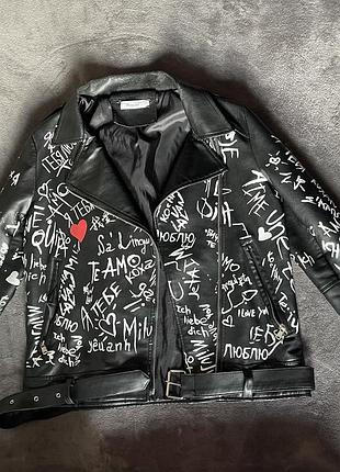 Подовжена куртка-косуха з надписами