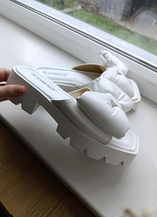 Шльопанці, босоніжки