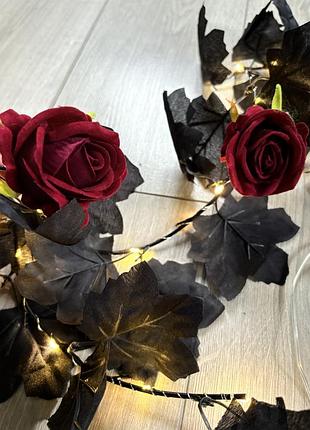 Гірлянда нова в готичному стилі  з червоними трояндами декор для дому хелловін в стилі венздей