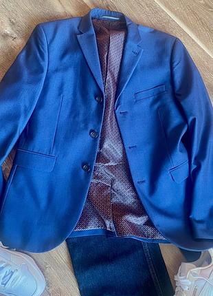 Крутий піджак з чоловічого плеча