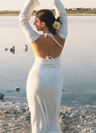 Платье миди с открытой спиной и рукавами клеш