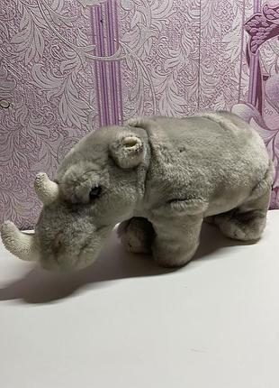 Носорог під реалістику 🦏