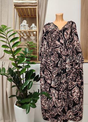 Очень красивое черное платье батал в контурные бело- бордовые листки!