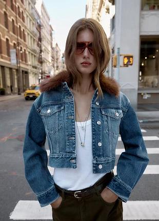 Жіноча джинсова куртка з коміром з хутра zara