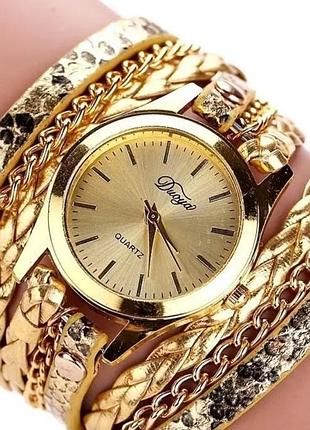Наручные часы в золотом цвете.