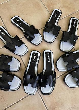 Шльопанці чорні і білі жіночі