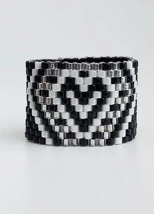 Чорна широка жіноча каблучка з геометрією та серцем