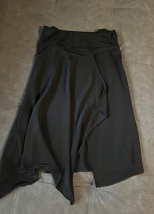 Чорна спідниця асиметричного крою