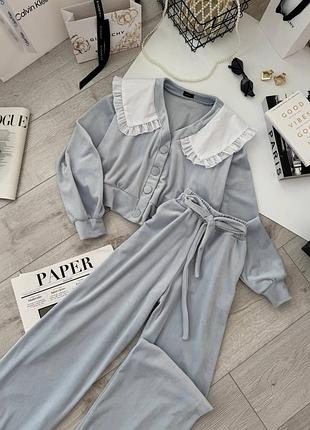 Ніжний жіночий велюровий костюм