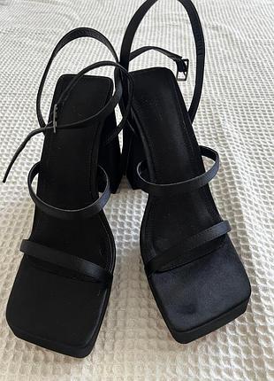 Красиві атласні босоніжки reserved