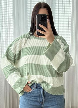 Трендовый свитер оверсайз в полоску